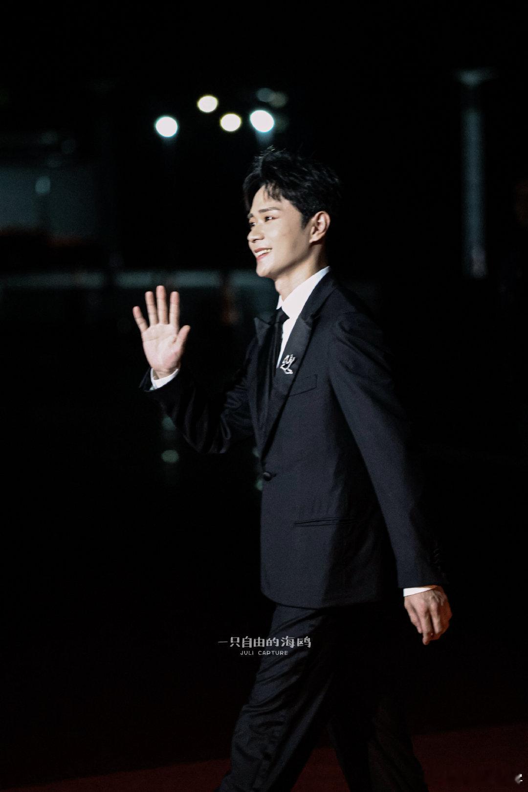 曹骏实力展示大眼瞪小眼 谁懂这个萌点！曹骏生日会笑眼弯弯秀大眼瞪小眼，企鹅舞复刻