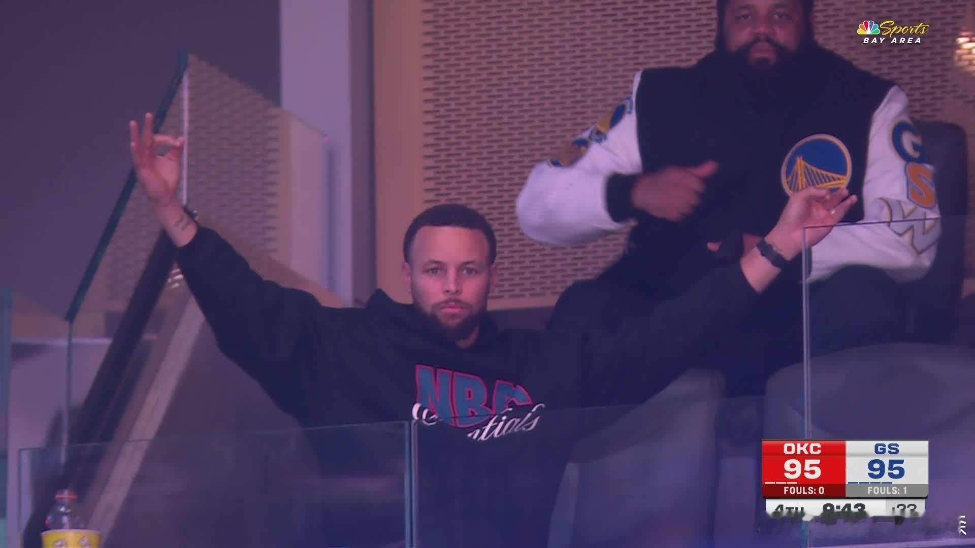 NBA 塞斯库里命中三分，帮助勇士追平比分时，他的哥哥斯蒂芬库里，很是兴奋小库里