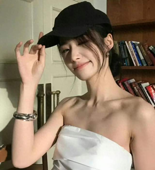 卢昱晓瘦成竹竿了！生图单薄惹全网心疼，为角色减重引巨大争议