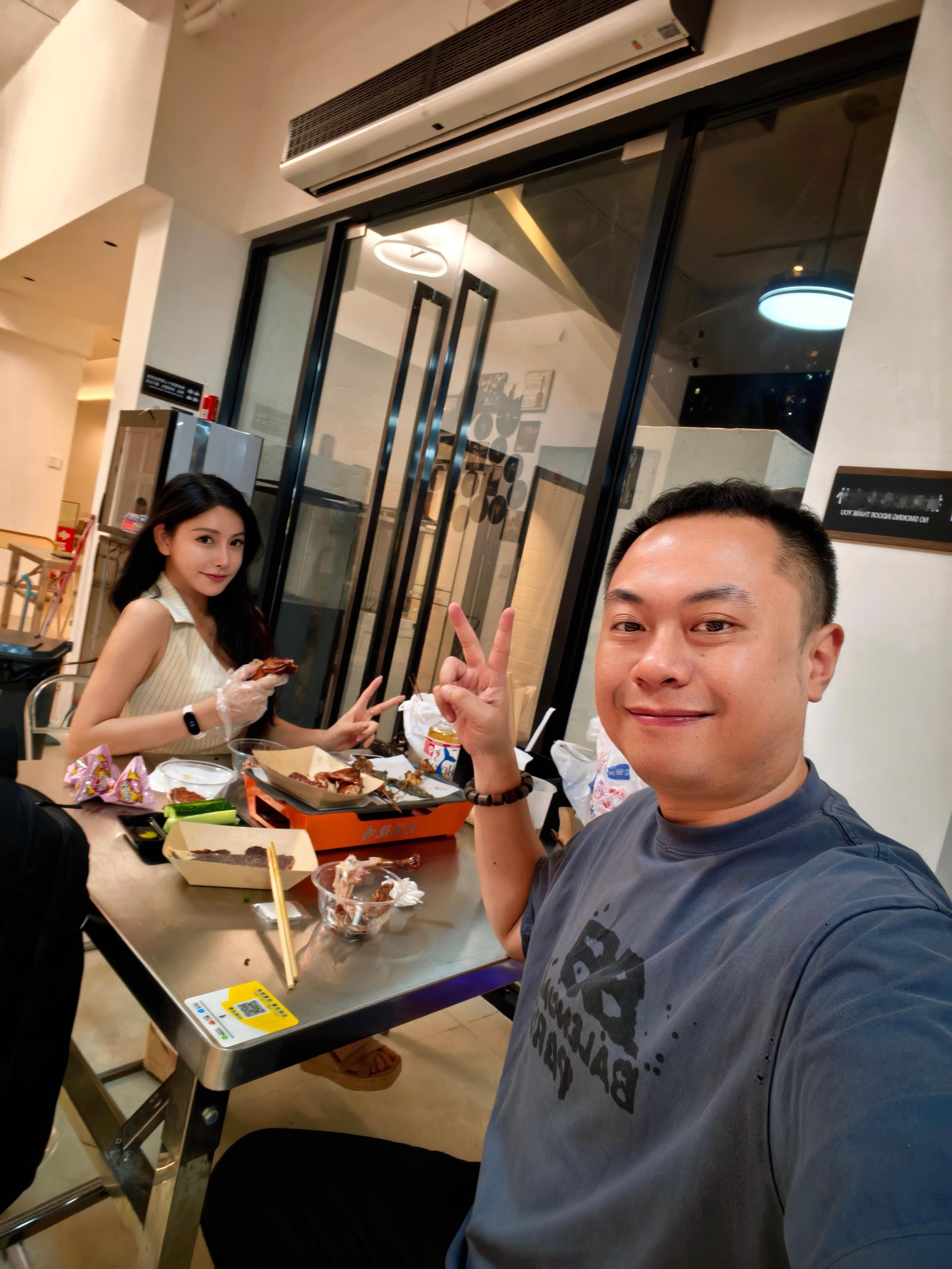 今天和 特意饿着肚子来 的大运烧鸡，果然，好吃！皮脆肉嫩，而且毛肚、鹅翅、胸口油