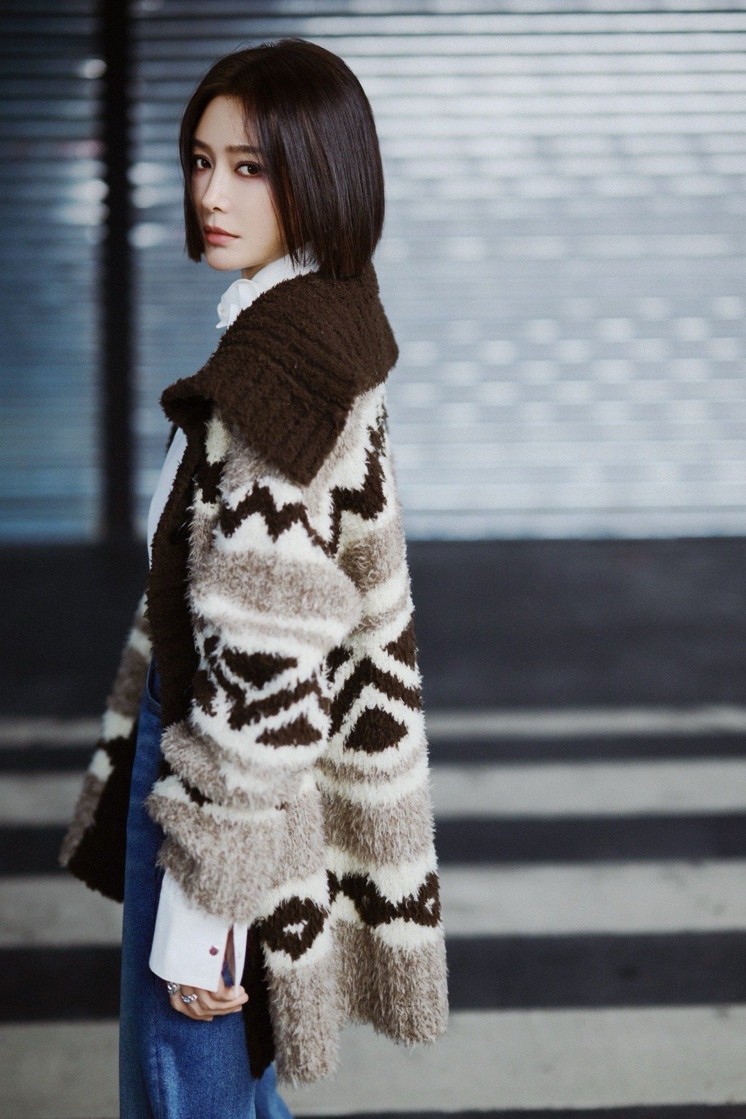 秦岚今天这身棕色毛衣太温柔了！大翻领设计配上她标志性的温暖笑容，整个人都散发着香