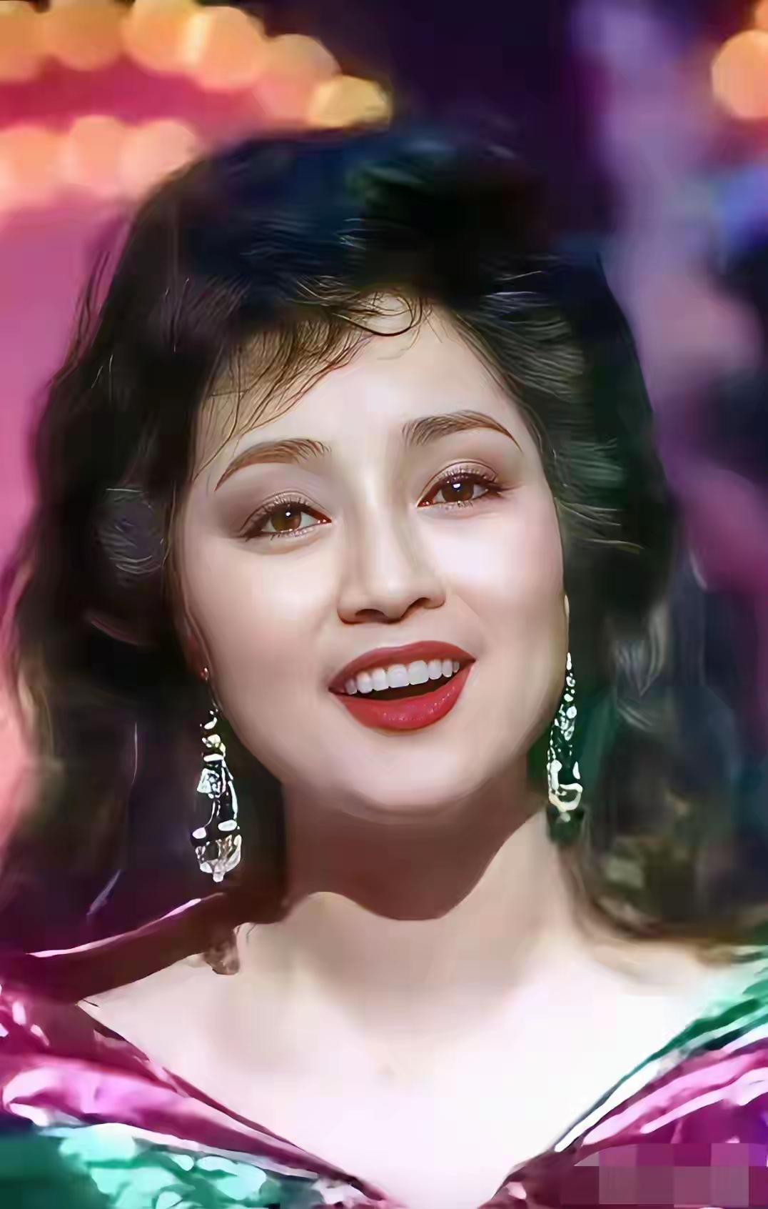 徐小凤
童年的女神
一头波浪卷发让人一眼难忘
浑厚的嗓音充满港风的味道