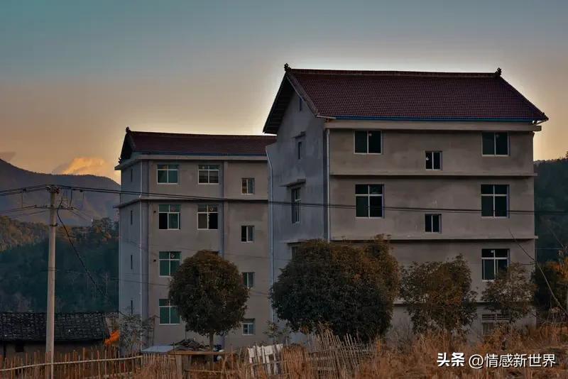 一个家，钱重要还是人重要？这问题就像先有鸡还是先有蛋一样让人纠结。
有人觉得钱是