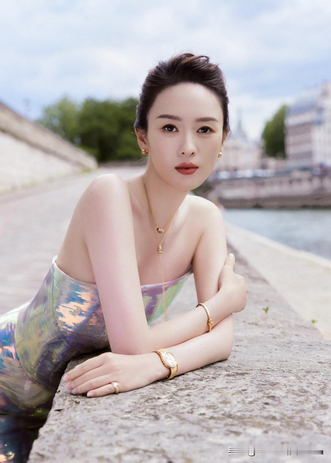 童瑶亮银礼服好看吗？