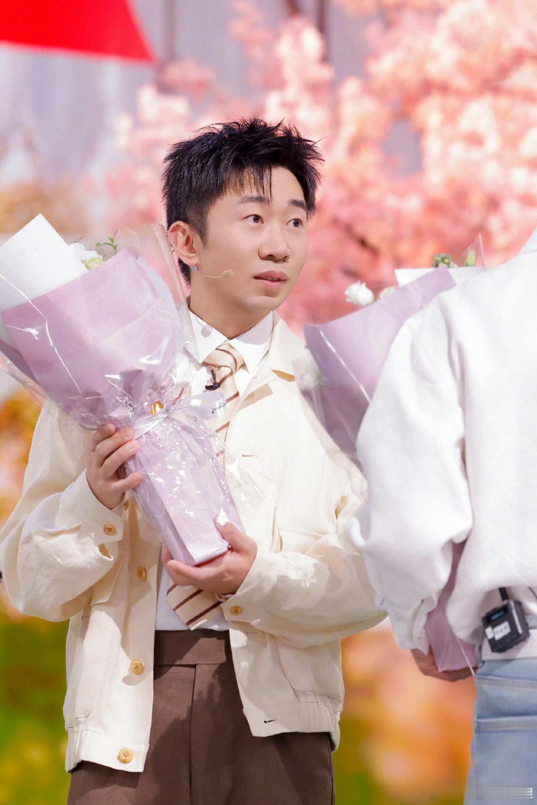 杨迪卡点庆祝39岁生日 祝超有梗的杨迪39岁生日快乐！新的一岁，继续在舞台上绽放