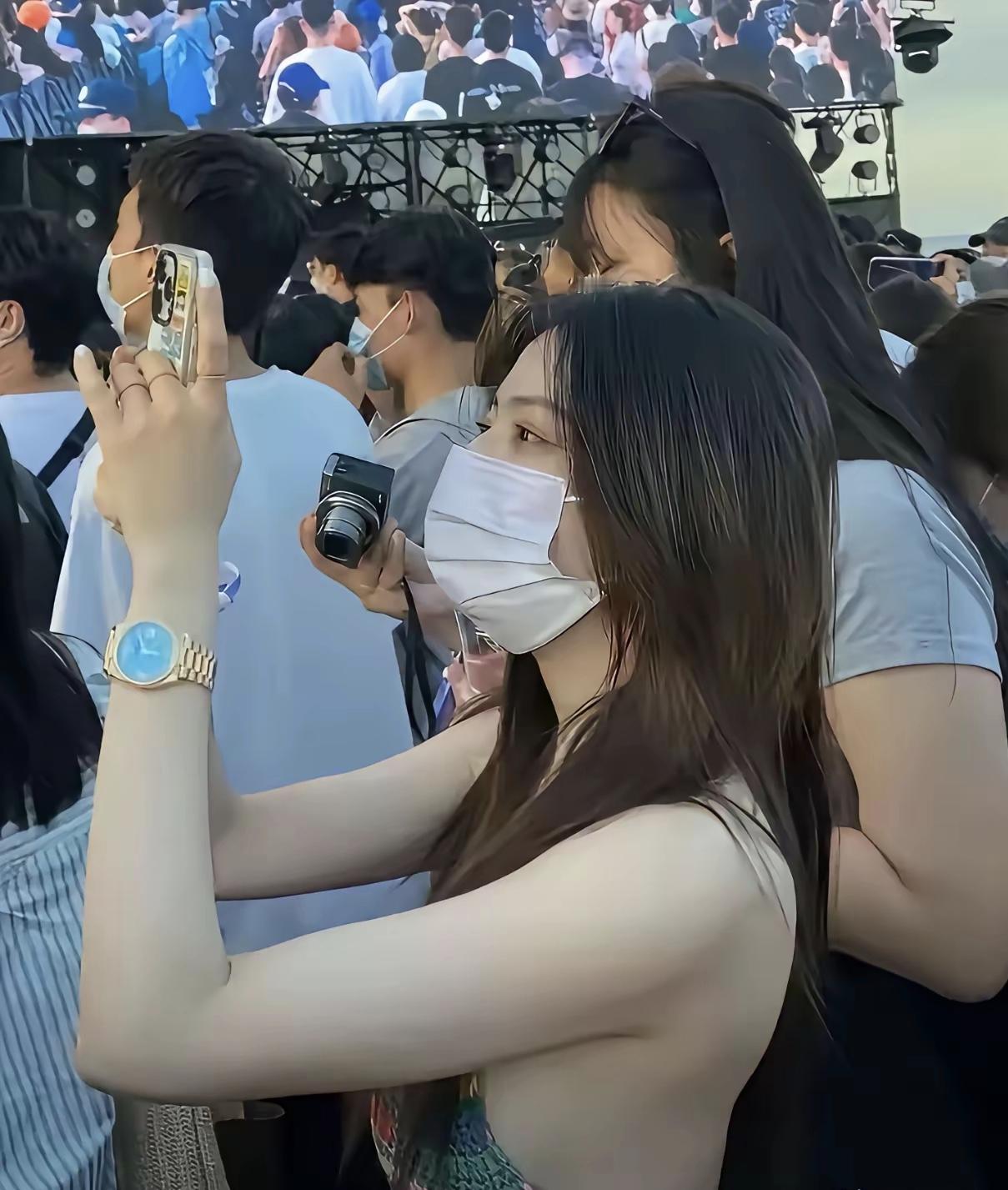 🎤 人潮汹涌，手机和相机齐上阵，捕捉每一个精彩瞬间！📸💃🏻