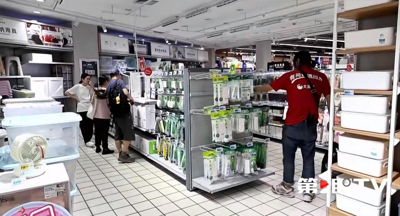 家人们，家里的万能插线板赶紧扔！这玩意儿以前觉得特方便，两脚、三脚，哪怕奇奇怪怪