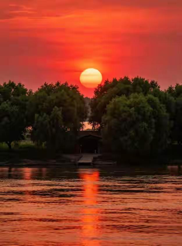 人间清醒
 
在这薄情的世间，为人处世要懂分寸。耳朵可以接纳世间万千言语，但心里