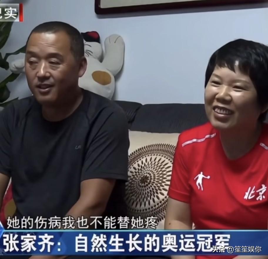看采访里张家齐父母的神态反差很强烈。父亲神情空洞，眼神涣散，整个人看着像失了精气