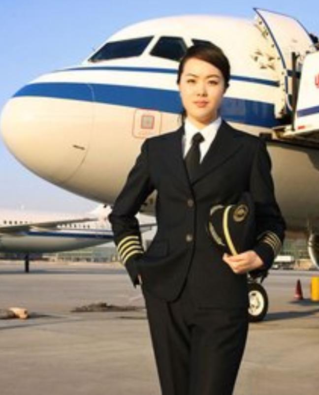 2009年，中国一架国际航班降落在曼谷机场，当时，在女机长打开舱门时，她忽然听到