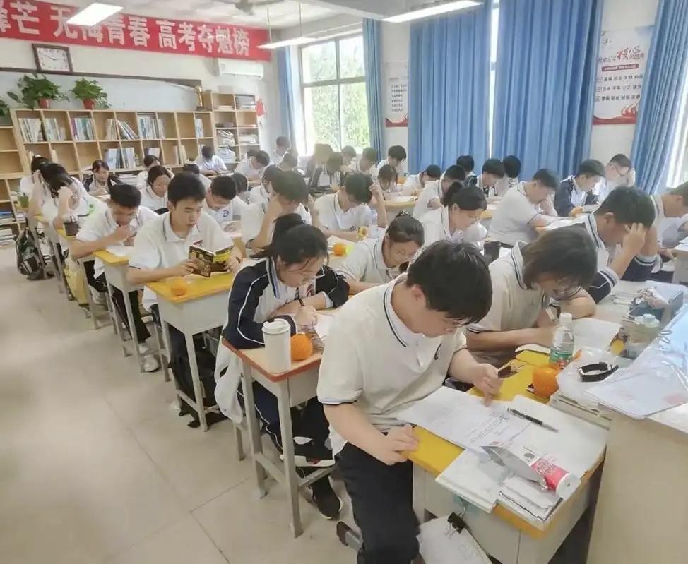 我觉得体感上更难了，但不一定是试题本身“全面变难”，而是竞争更激烈、考查更综合、