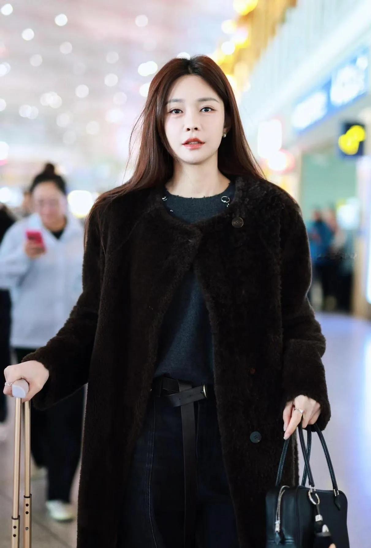 沈梦辰的棕色大衣穿搭，把高级感焊在了身上！
 
一件深棕色的毛绒大衣，搭配一身A