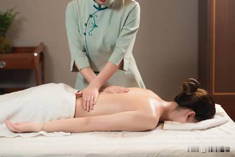 长沙某美容院因安排男技师为女顾客进行肩颈护理引发争议。当顾客提出更换技师的要求后