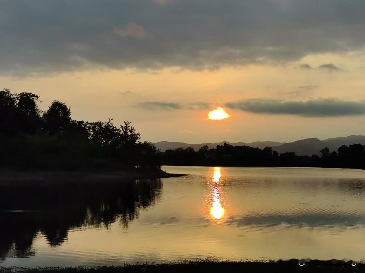 晒图笔记大赛夕阳西下，静谧湖面映晚霞。