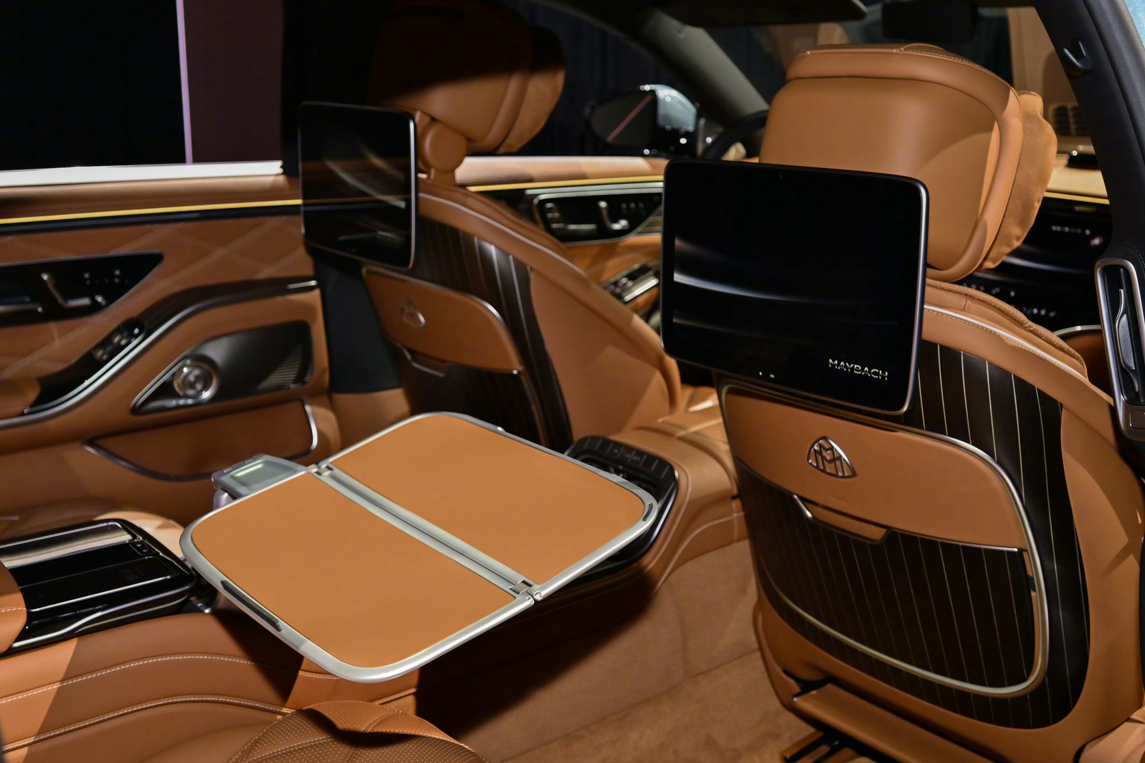 新一代迈巴赫S级轿车中期改款的全新迈巴赫S级奢华依旧，依然是豪华行政轿车的标杆产