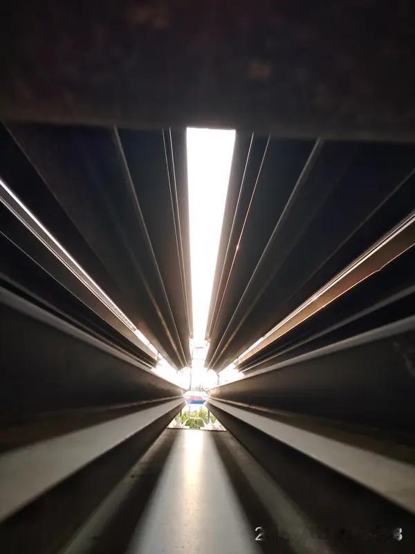 生活最重要的，一是向内探寻，和自己和解。就像每天清晨刚醒时，先面对的是内心的声音