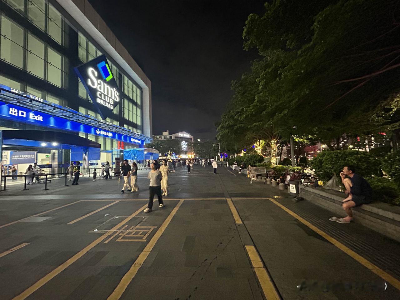 没有看错，此地正是深圳关外[呲牙]
满街小电驴横冲直撞，窜道抢行司空见惯，开车全