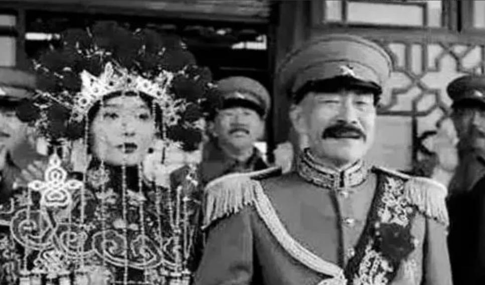 1935 年，张作霖的女儿张怀英在天津街头被混混挑衅，她性子烈直接甩了一巴掌，边