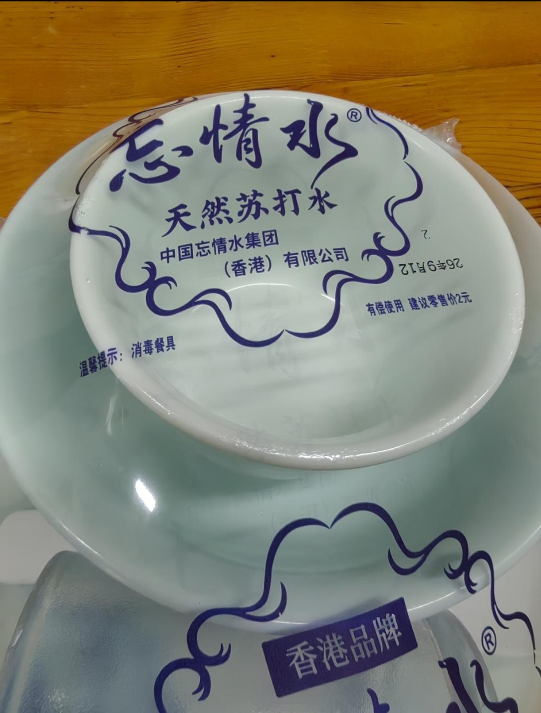 餐具费启示录：当冤大头成为一种习惯

有件事，我越想越不明白。

那天在酒店吃饭