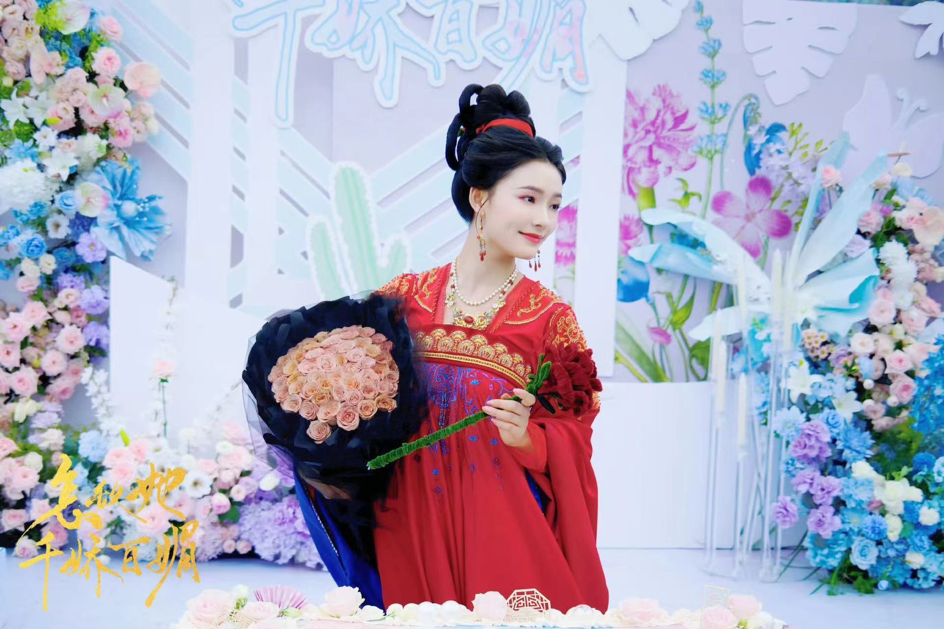 #林允中式婚服妆造#  《怎敌她千娇百媚》林允中式婚服妆造好美啊啊啊啊！明艳动人