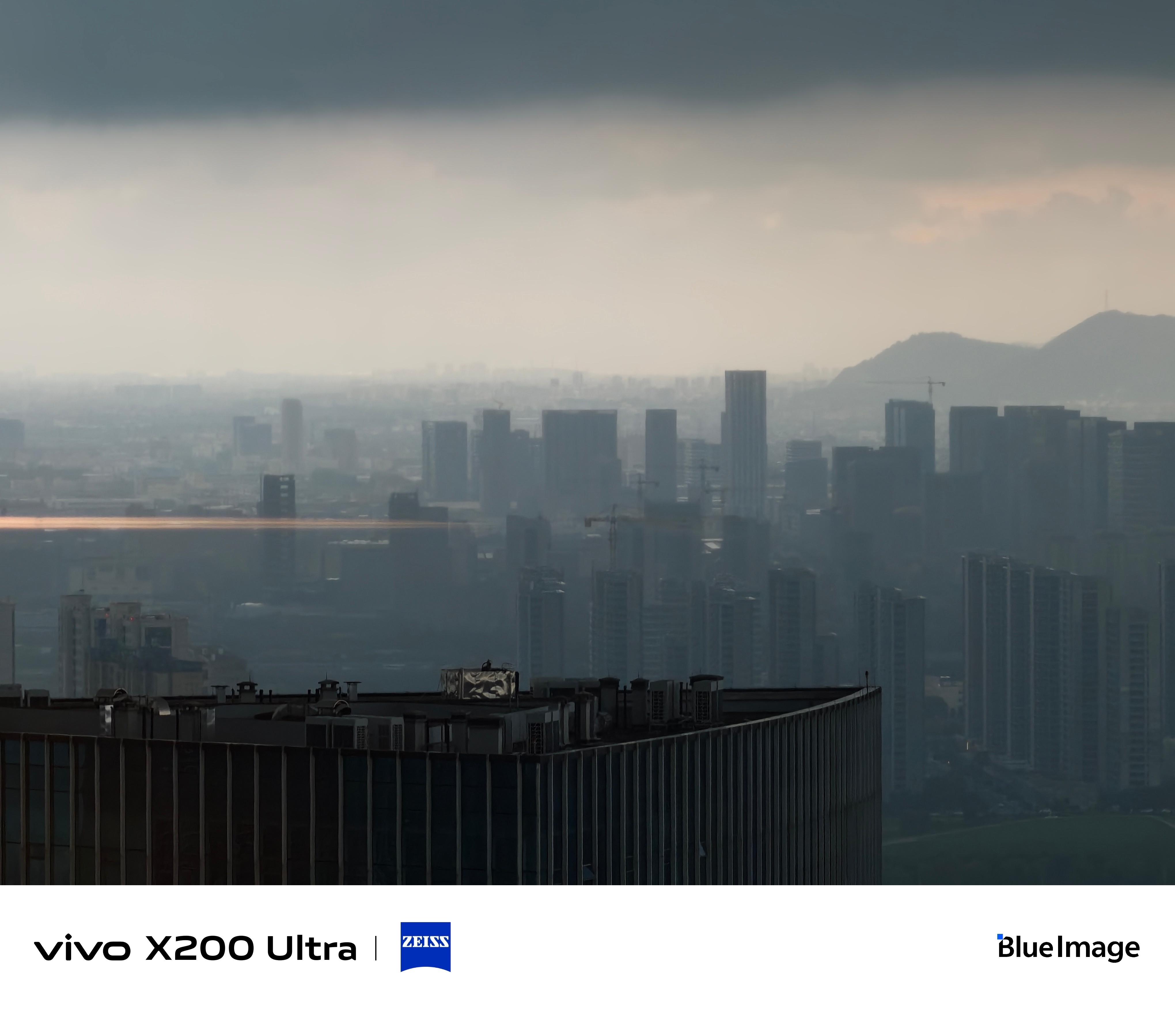 来感受一下杭州暴雨前的“末世感” ​​​