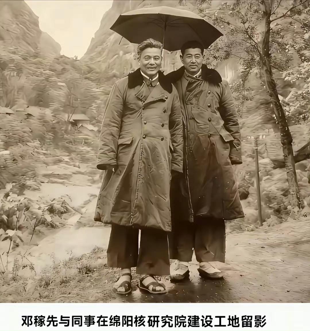 两弹一星元勋邓稼先！在寒冷的冬季身穿军大衣却脚踏着凉鞋！这是怎样的一种报国情怀！