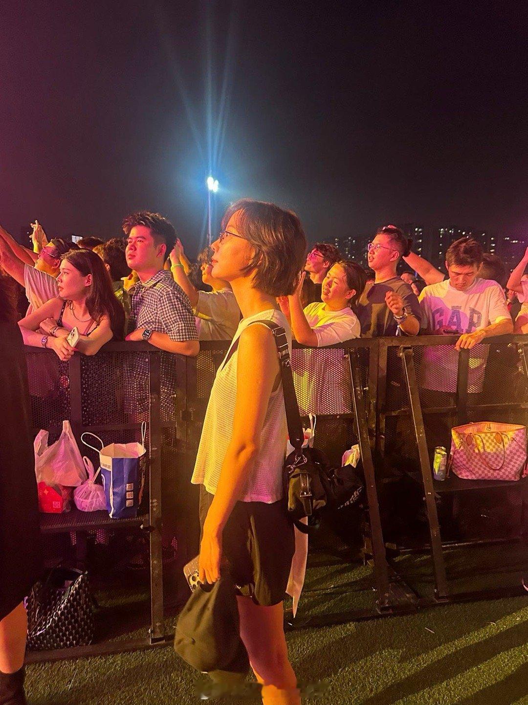 王珞丹的鞋底是安弹簧了吗 看到王珞丹音乐节合照跳起来的那一刻，真的忍不住笑出声。