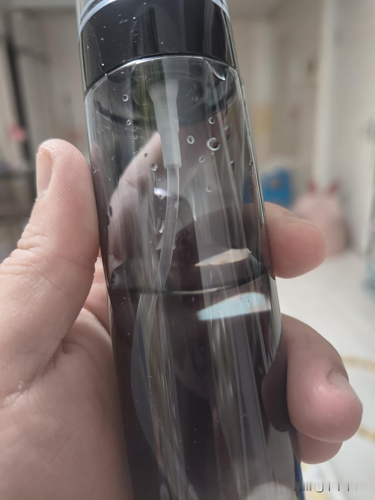 之前有粉丝问我，沉香水烧好了放哪？放这种瓶子里啊，然后就是爽肤水喷雾。[呲牙][