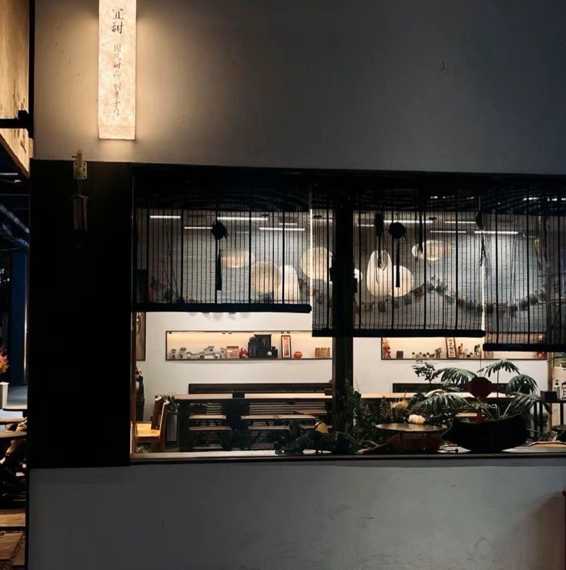 一个人慢慢的 慢慢的 满满的把日子过得平淡晒太阳 暖暖的 缓缓的 晃晃的把自己缩