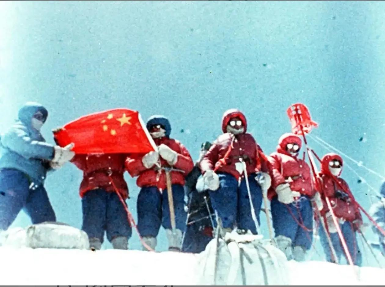 为了向世界展示完整五星红旗🇨🇳宁愿国旗挡住自己的脸

1975年5月27日1