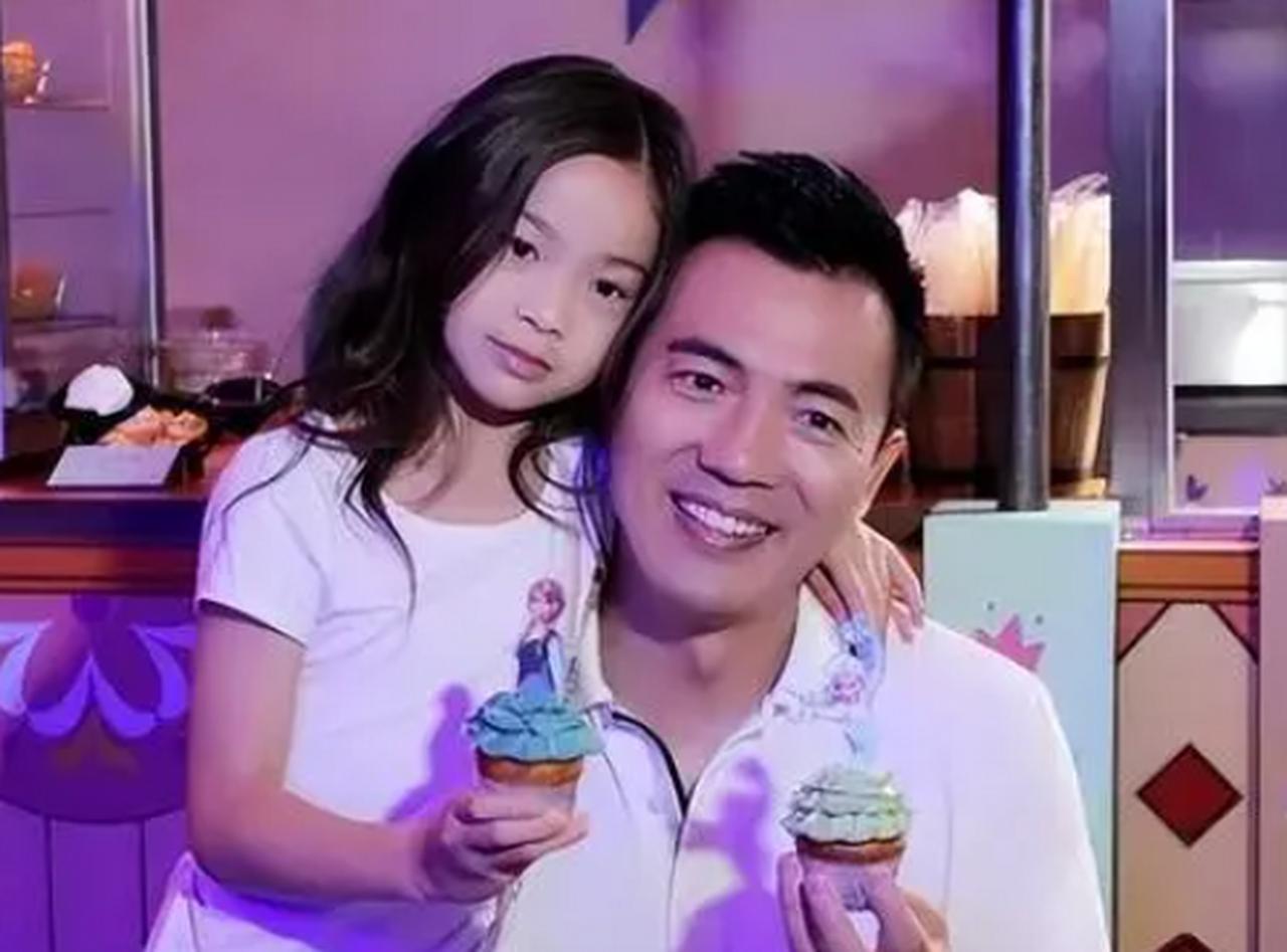 2006年，黄健翔在妻子孙颖手术后不久，就提出离婚，孙颖泣不成声：“我17岁就跟