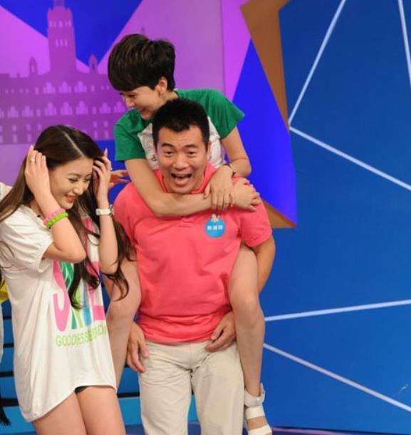 不知道黄健翔这些年落下了多少功课，如今他的专业水准正受到越来越多球迷的质疑。作为