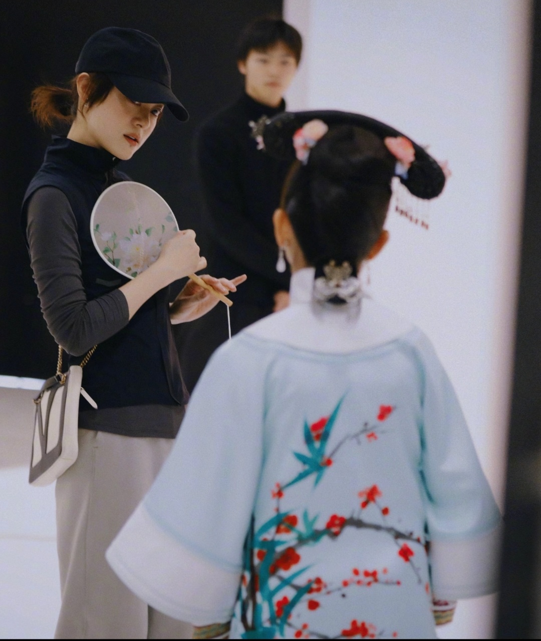 孙俪女儿小花，10岁生日拍了cos甄嬛的写真，孙俪在旁示范姿势[爱慕]莞莞，是你