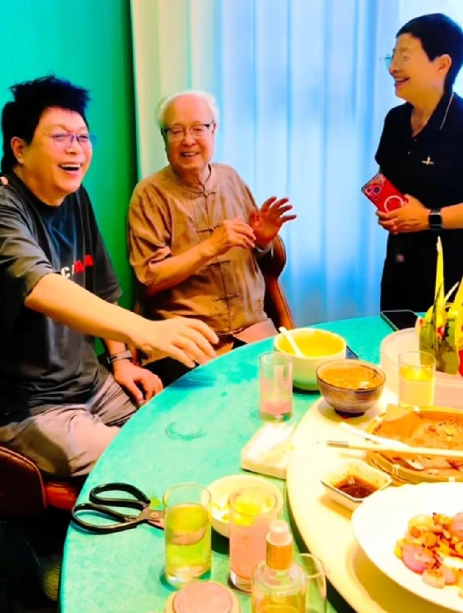 老父亲抢着买单，还调侃的说，你们别亏了，把旁边的服务员逗得哈哈大笑。