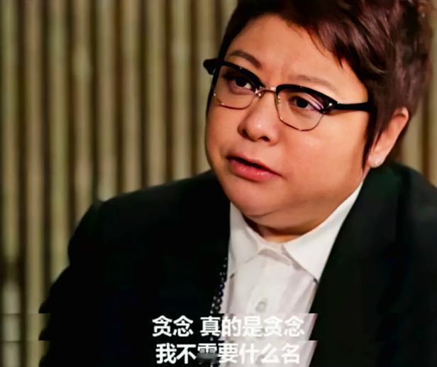 一次，韩红内急跑去上公共厕所，大妈在厕所门口说道：“拿钱，5毛！”韩红身上没带钱