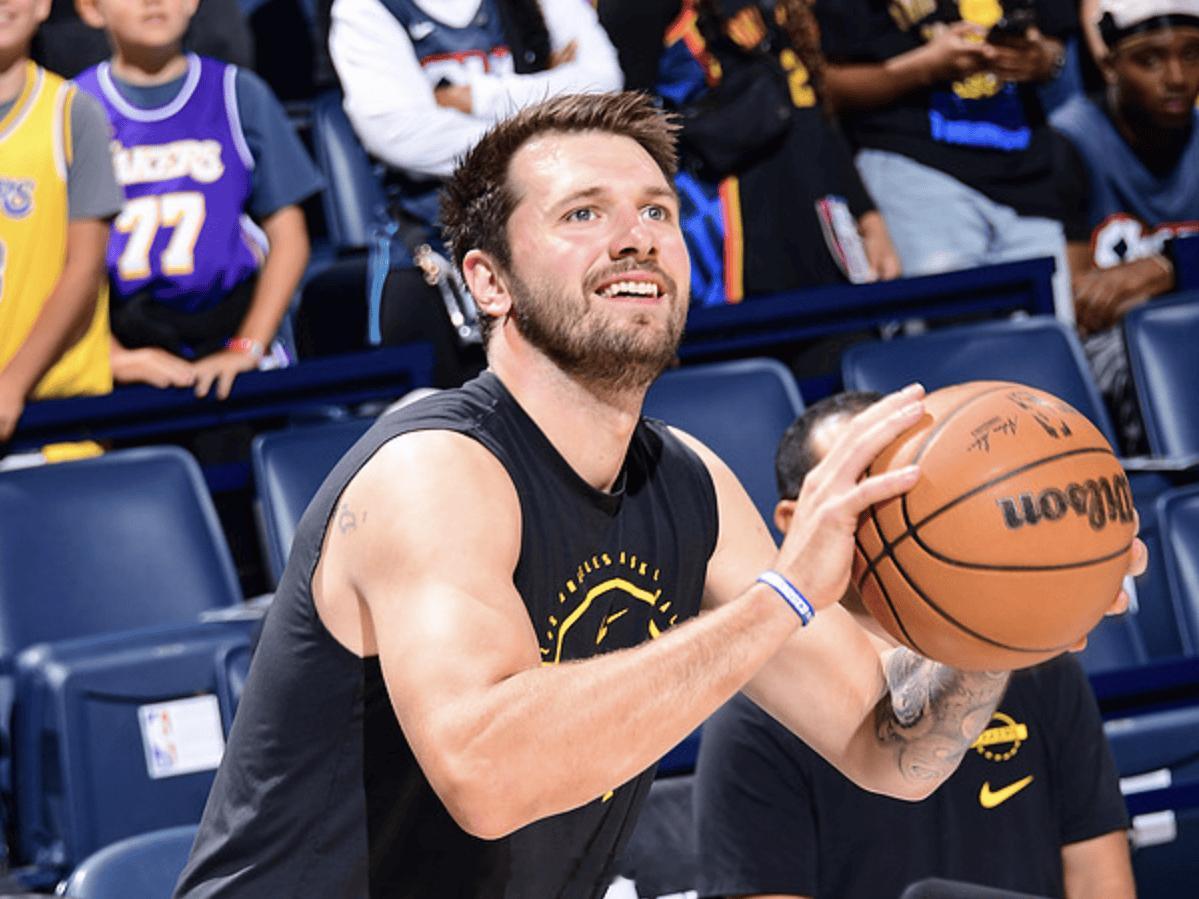 报道称：“消息人士告诉ESPN，湖人在为首轮做准备时，并不预计东契奇或里夫斯会在