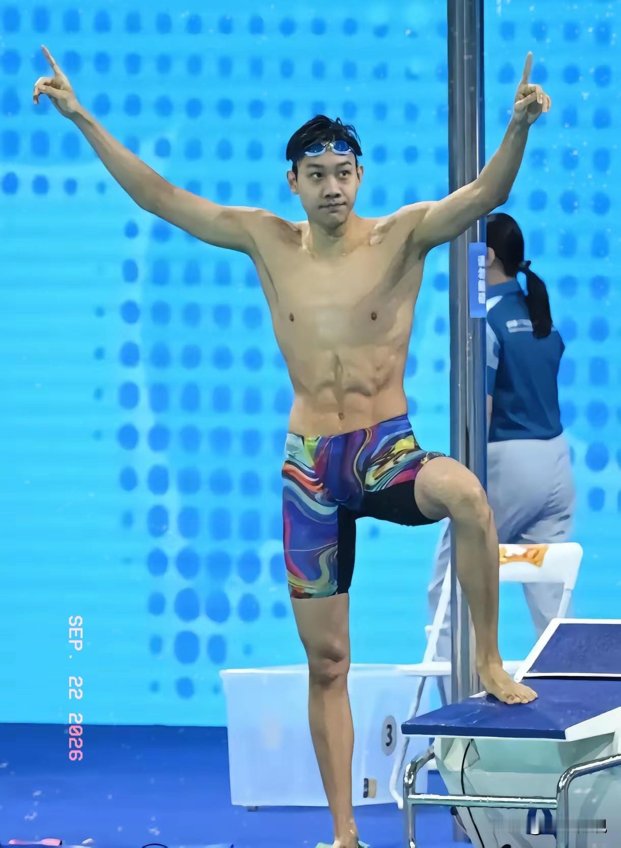 19岁青岛小将破亚洲纪录！中国游泳接力从落后3.47秒到反超，日本队懵了

9月