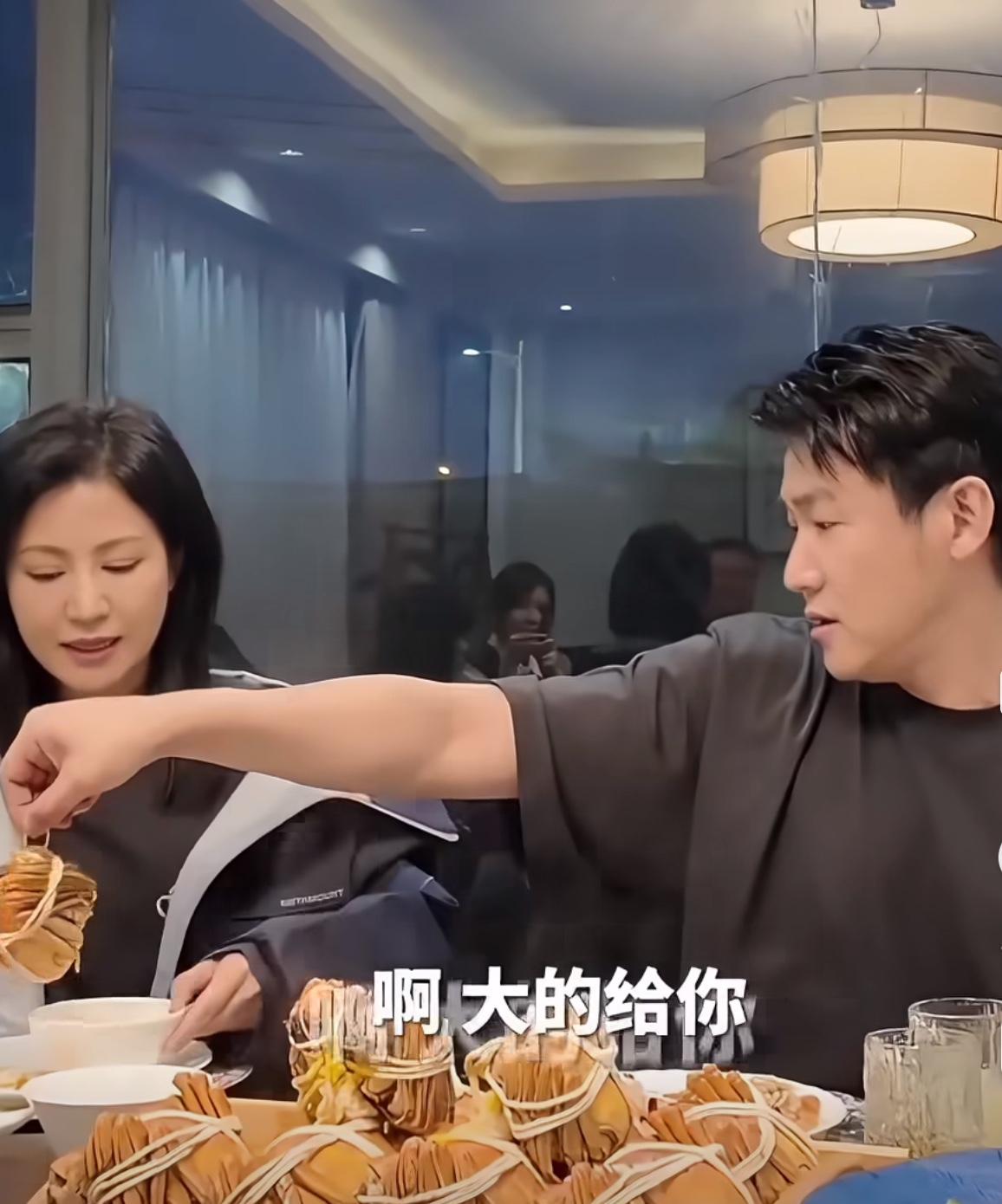 陆毅一家品尝阳澄湖6两大闸蟹，个头比贝儿脸蛋还大，看着太诱人。
金秋正是吃蟹的好