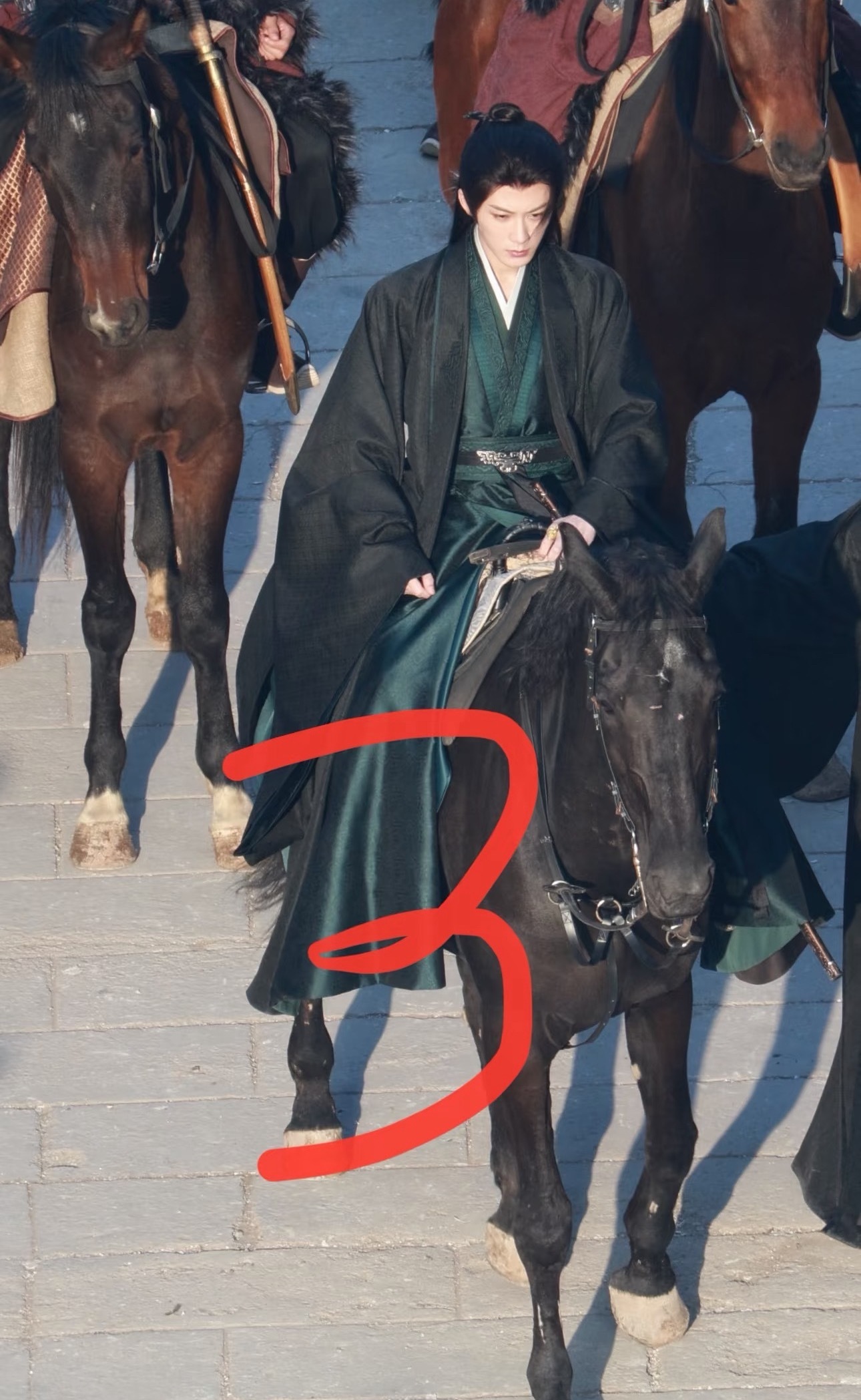 今日份骑马的檀健次路透，谢却山好帅何不同舟渡