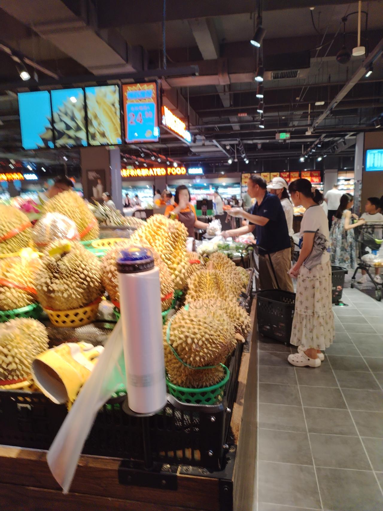 昨天下午，去兆丰大道沈丘万果园超市购物，看到超市购物的人们，我拿起手机随手拍了几