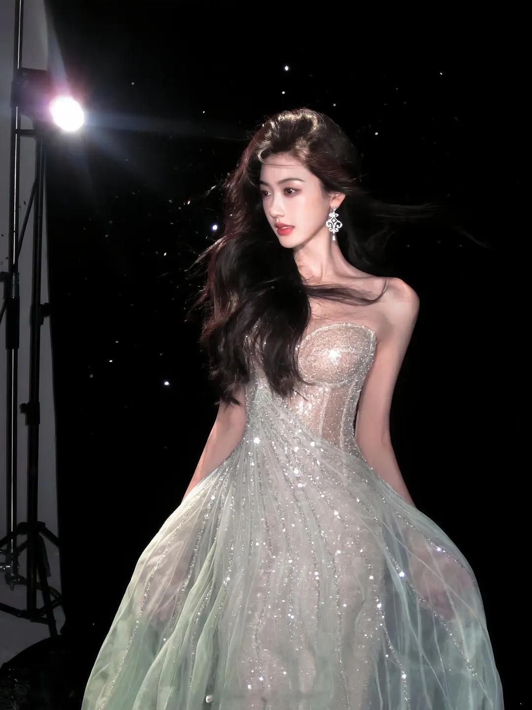 好美好美好美！啊啊啊啊！受不了了！大中午的美颜暴击！！绝了！乐乐言！[抓狂][舔