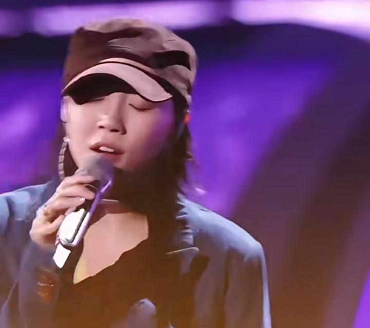 刷到窦靖童和那英合唱的视频。

窦靖童的声音真绝了，

跟王菲像又不像，

听着