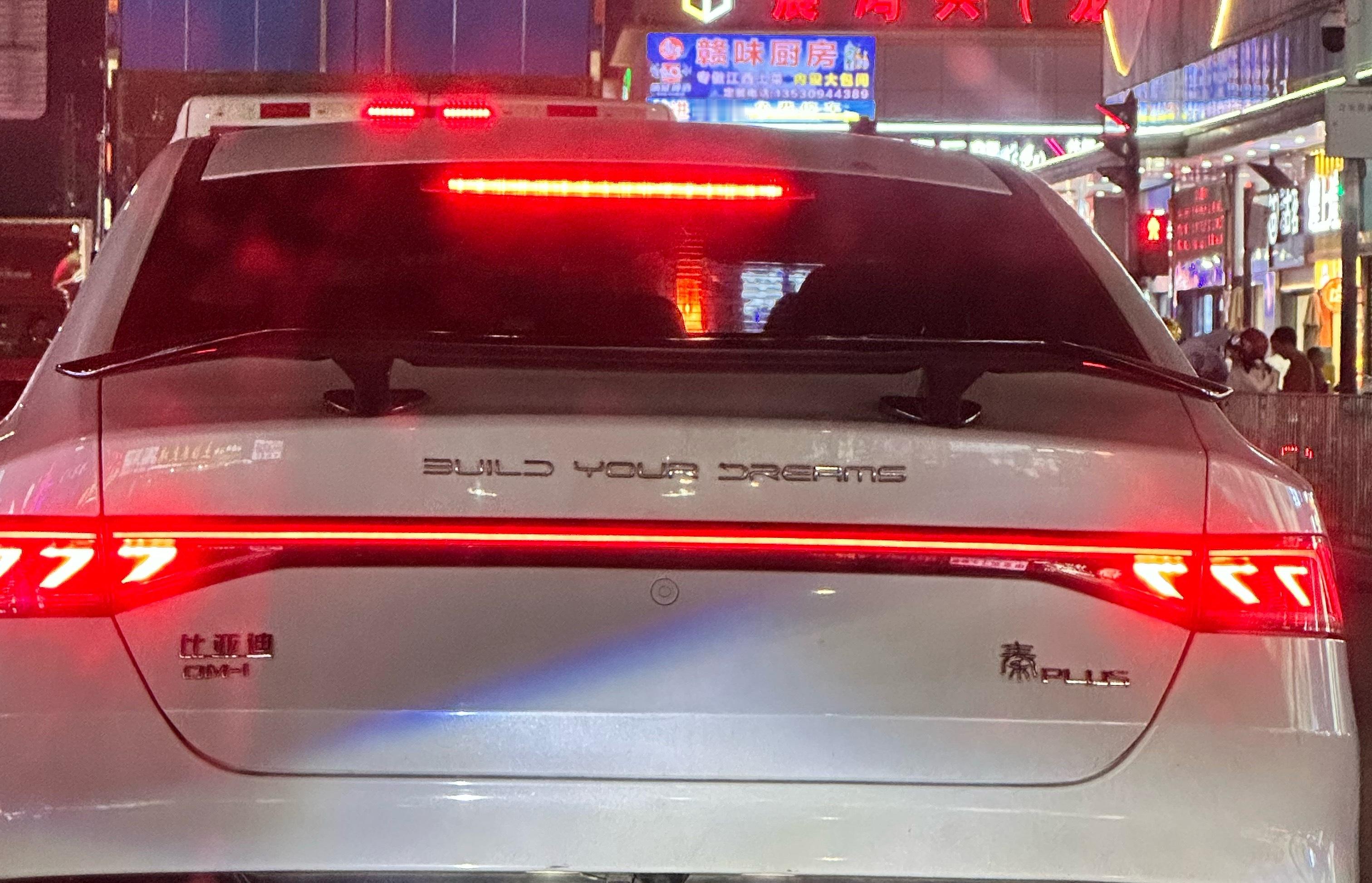 华聊车事 理解你和我一样喜欢带尾翼的车型，但是，你这个小尾翼加的也不好看啊！[思