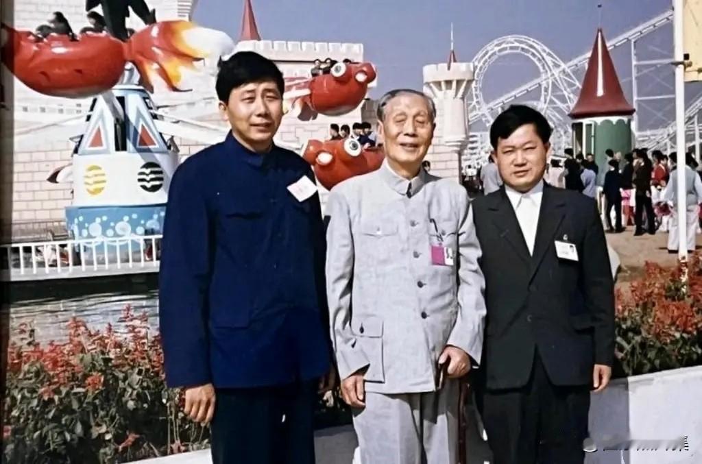 上世纪八十年代初，原福州军区政委李志民将军（中）参加活动时和工作人员的合影。19