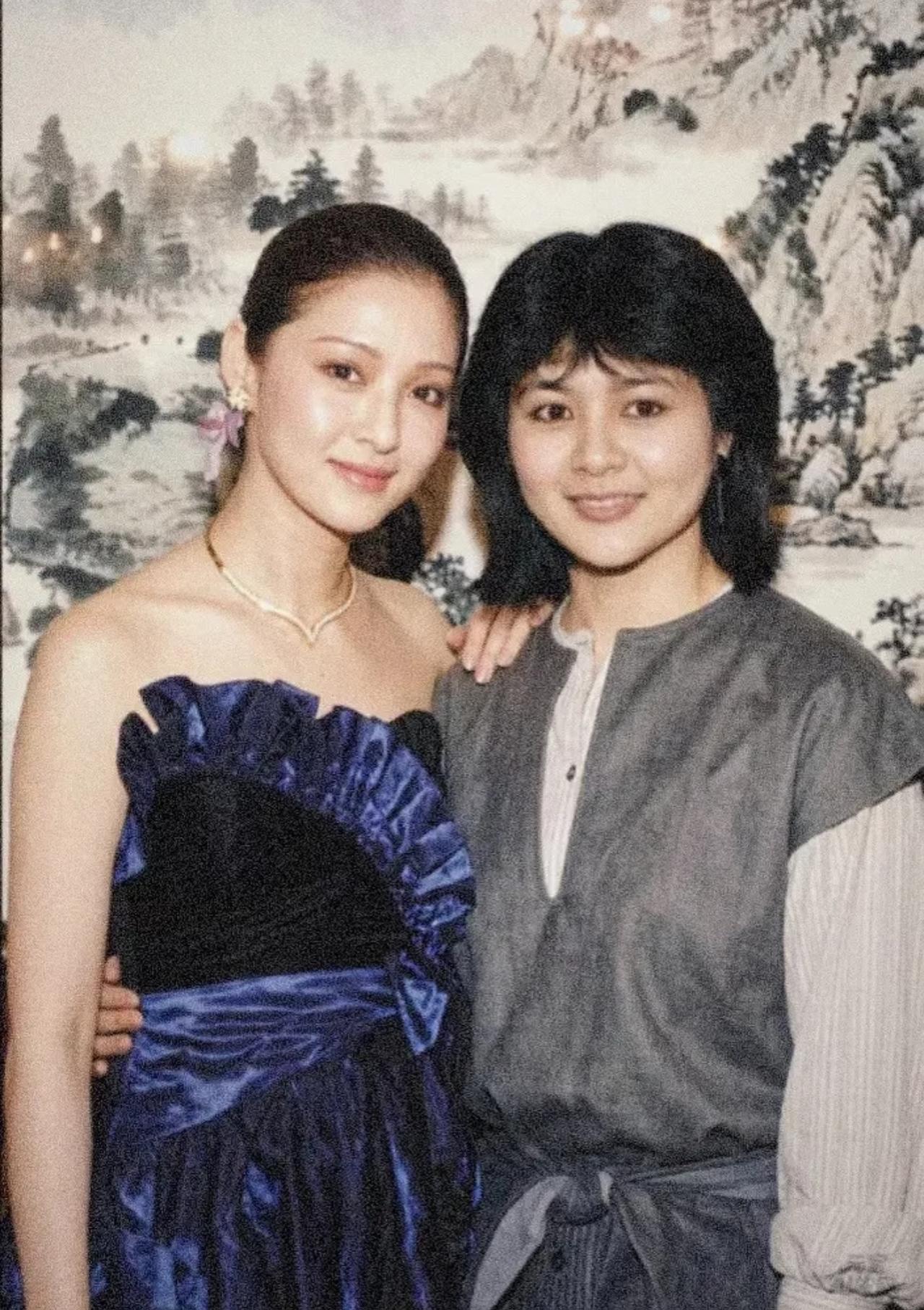 关之琳应该是年纪越大越有韵味的代表，早年她和胡因梦的这张合影足以说明一切。

镜