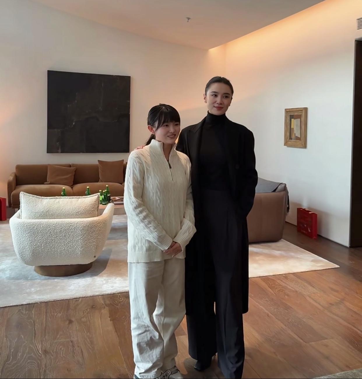 关于宋佳的身高来点直观的，
妥妥地一站就是大女主，
比你高就算了头还比你小女明星