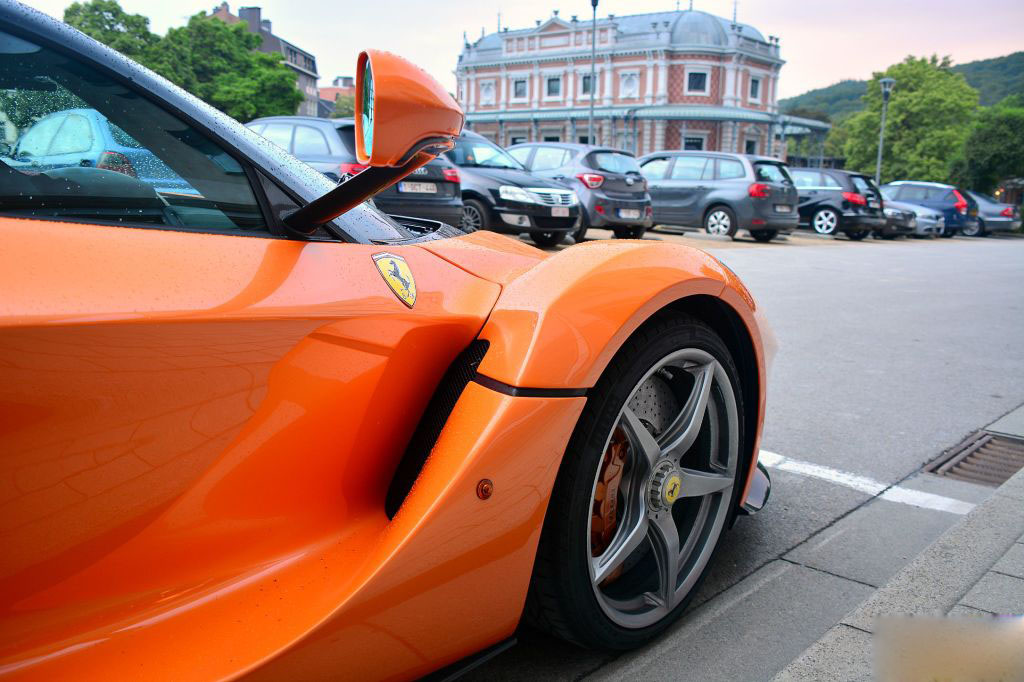 橘橙色法拉利LaFerrari 
