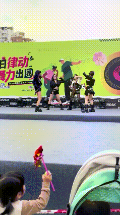 看到美女，大爷背也不驼了腿也不瘸了！瘫痪多年的大爷站起来跳舞了，神医啊！