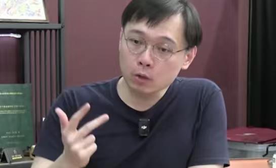 台湾民众党秘书长黄士修在历史哥节目上，公开为郑丽文打抱不平，他说赵少康今天上午的