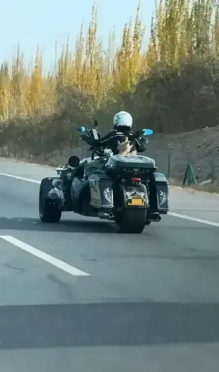 这辆造型独特看着很拉风的摩托车，还是第一次见，拉风是拉风，天这么冷骑着有点儿美丽